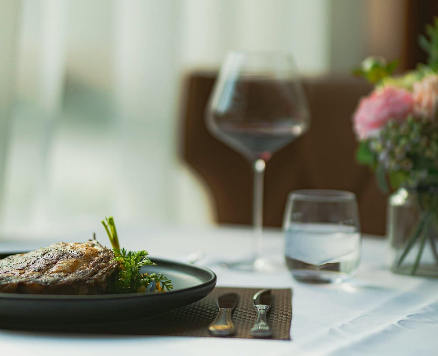 Cena gourmet con bistecca e vino in un ristorante.